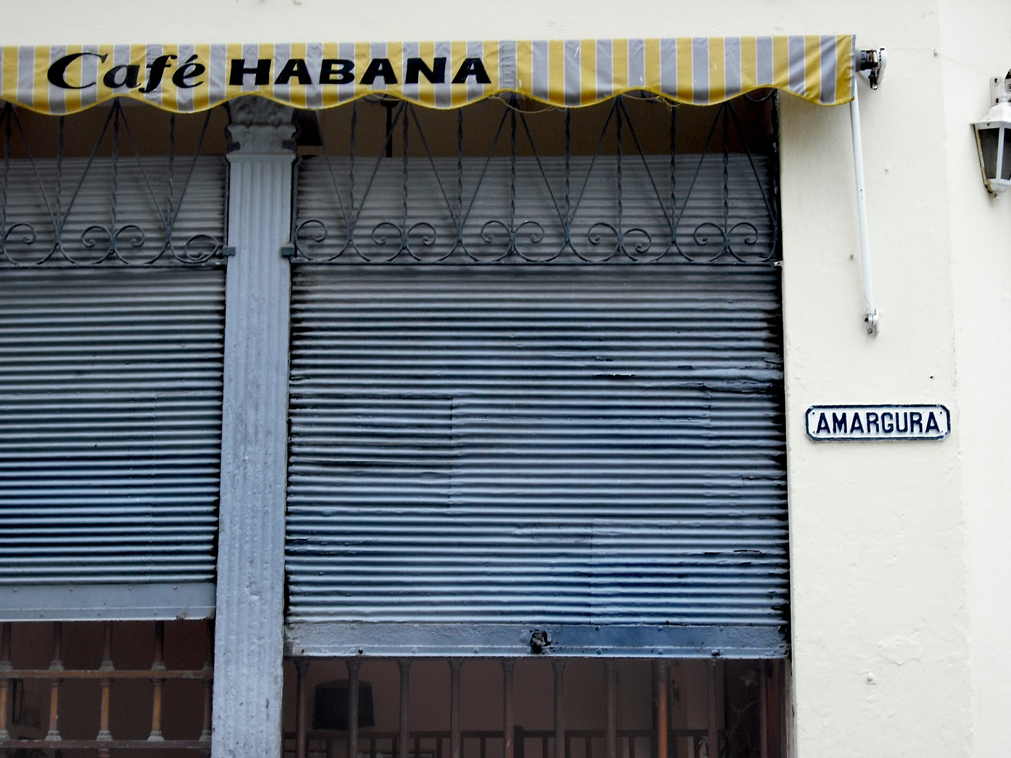 Fujifilm FinePix J10 sample photo. Café habana. calle amargura photography