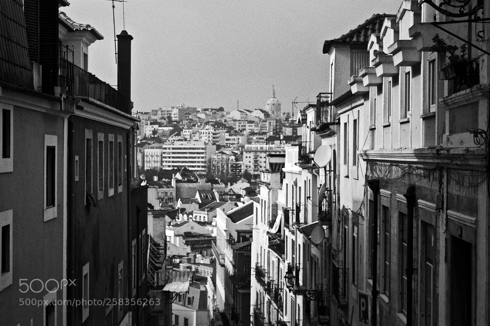 Canon EOS 1200D (EOS Rebel T5 / EOS Kiss X70 / EOS Hi) sample photo. Lisbon rooftops. photography