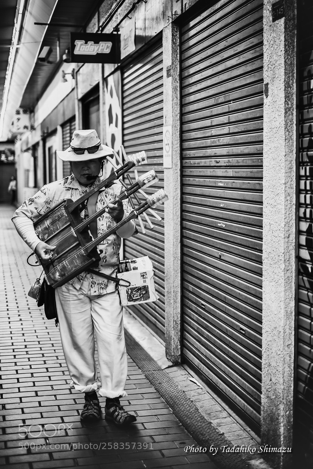Fujifilm X-Pro1 sample photo. Pet bottle shamisen-man photography