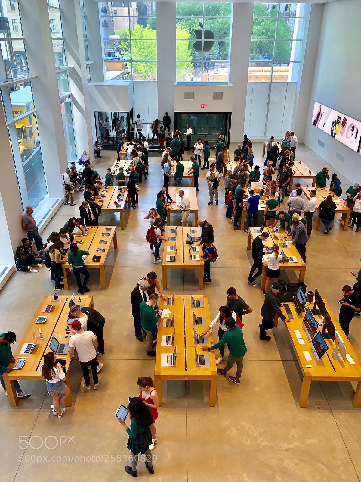 Apple iPhone X sample photo. Apple store 5th ave  photography