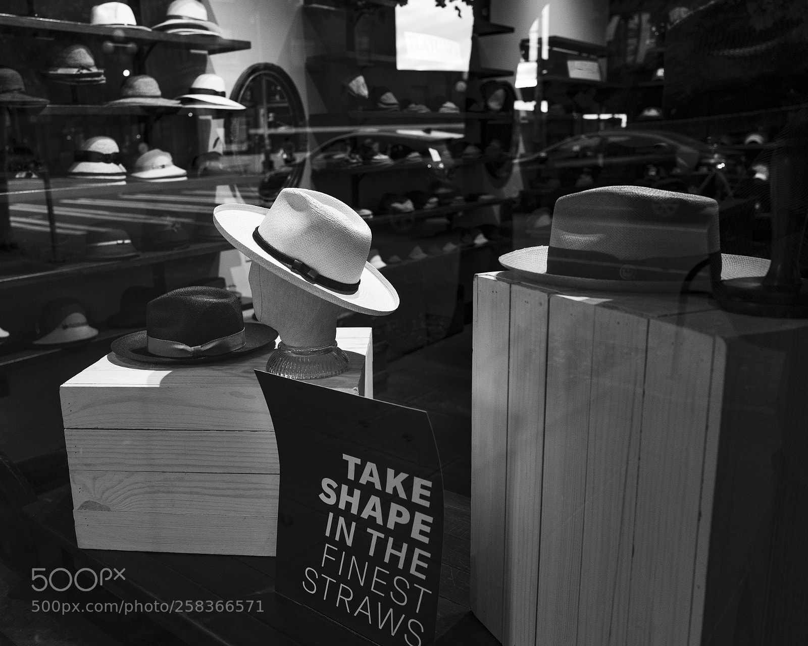 Leica Q (Typ 116) sample photo. Straw hats photography