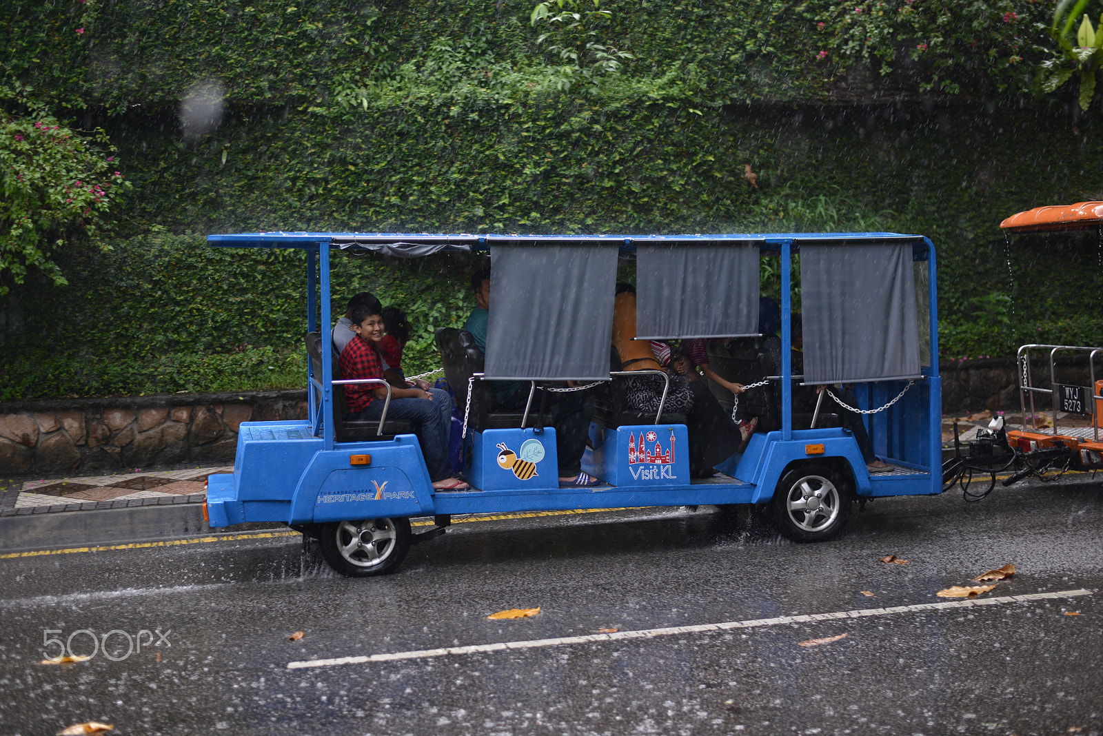 Nikon D800 + Nikon AF-S Nikkor 50mm F1.8G sample photo. A little smile in rain photography