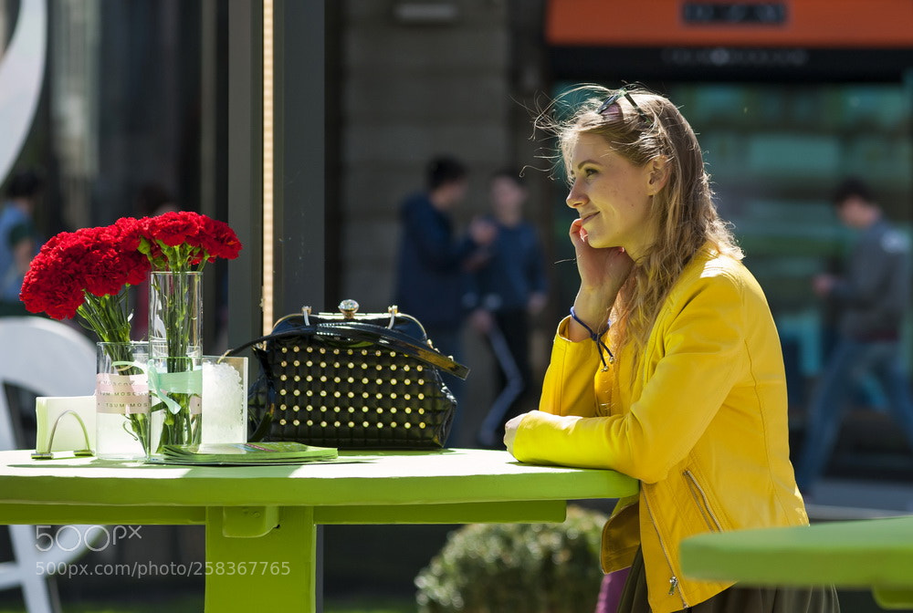Nikon D3 sample photo. Girl in yellow and photography