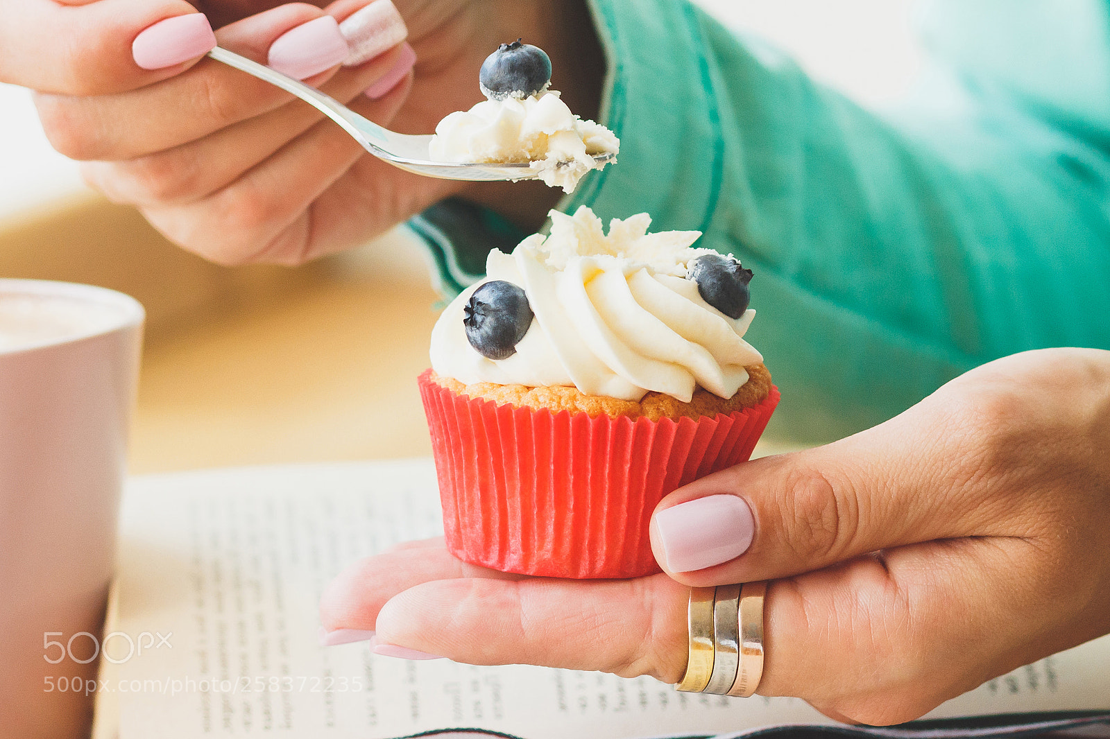 Canon EOS 600D (Rebel EOS T3i / EOS Kiss X5) sample photo. Woman with a cupcake photography