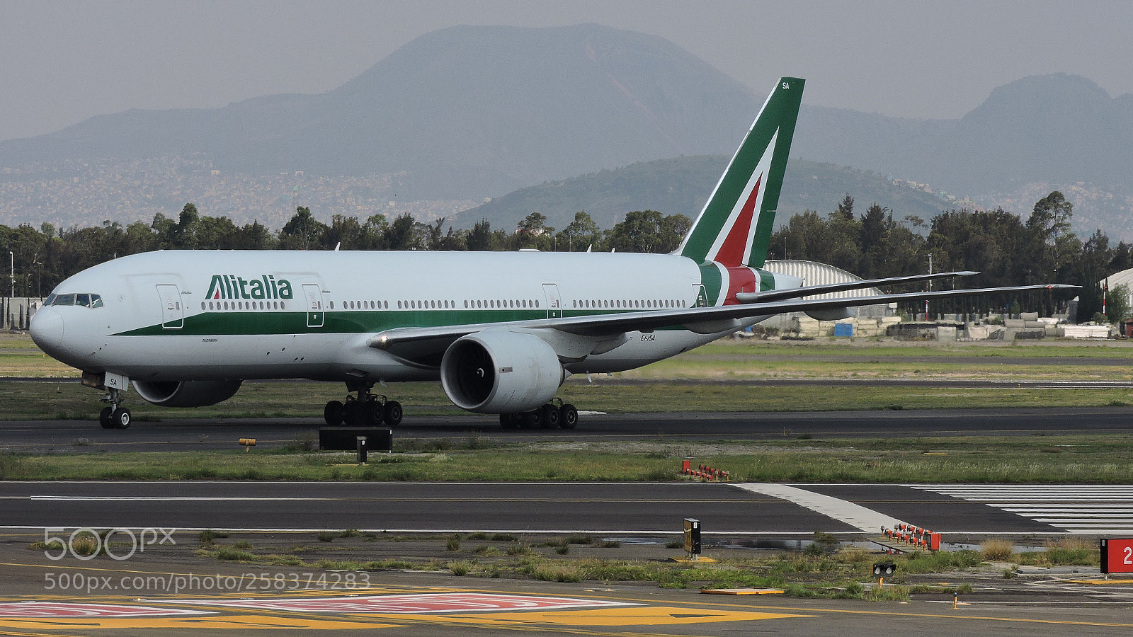 Nikon Coolpix P600 sample photo. Alitalia b777-200 photography