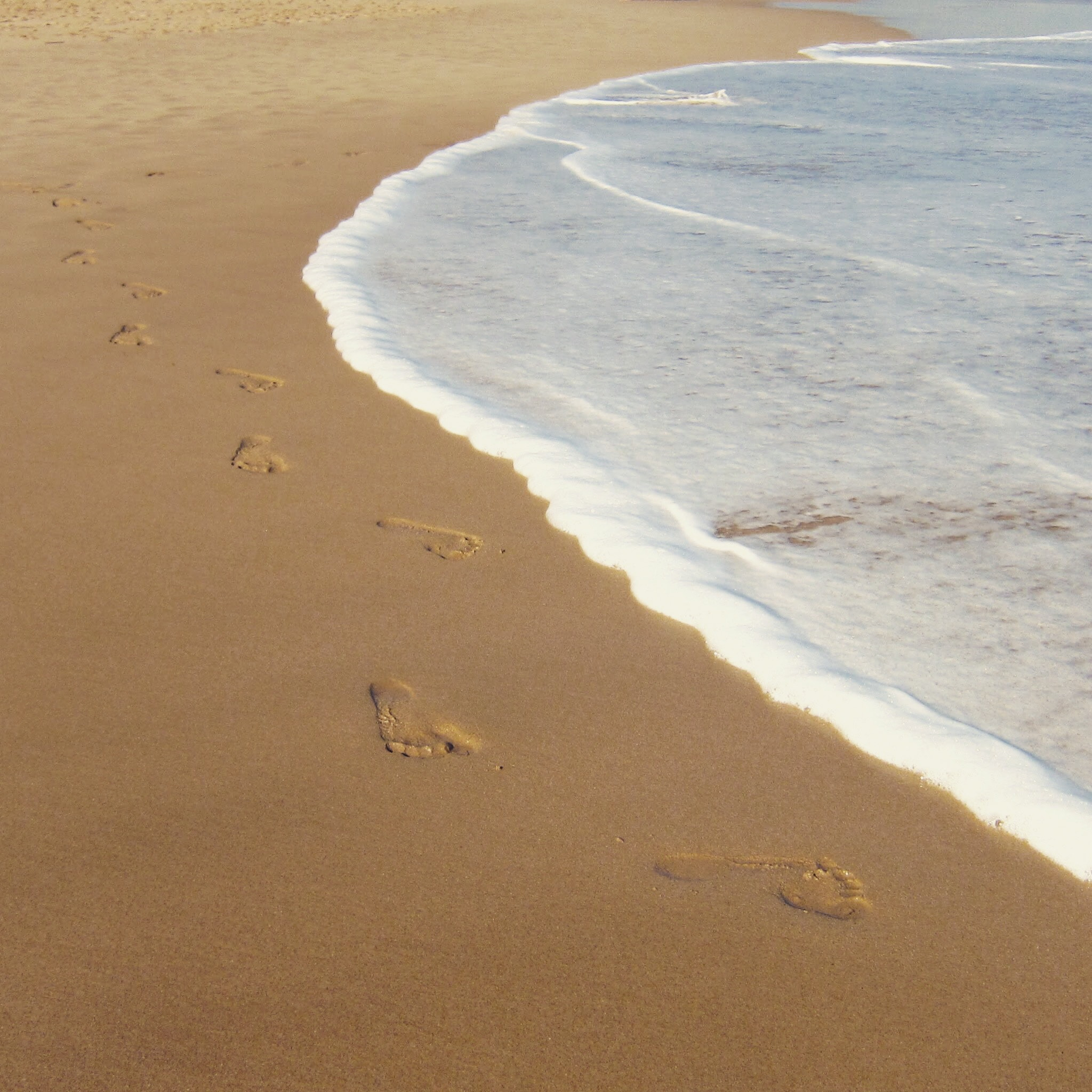 Canon PowerShot SD4000 IS (IXUS 300 HS / IXY 30S) sample photo. Footprints in the sand photography