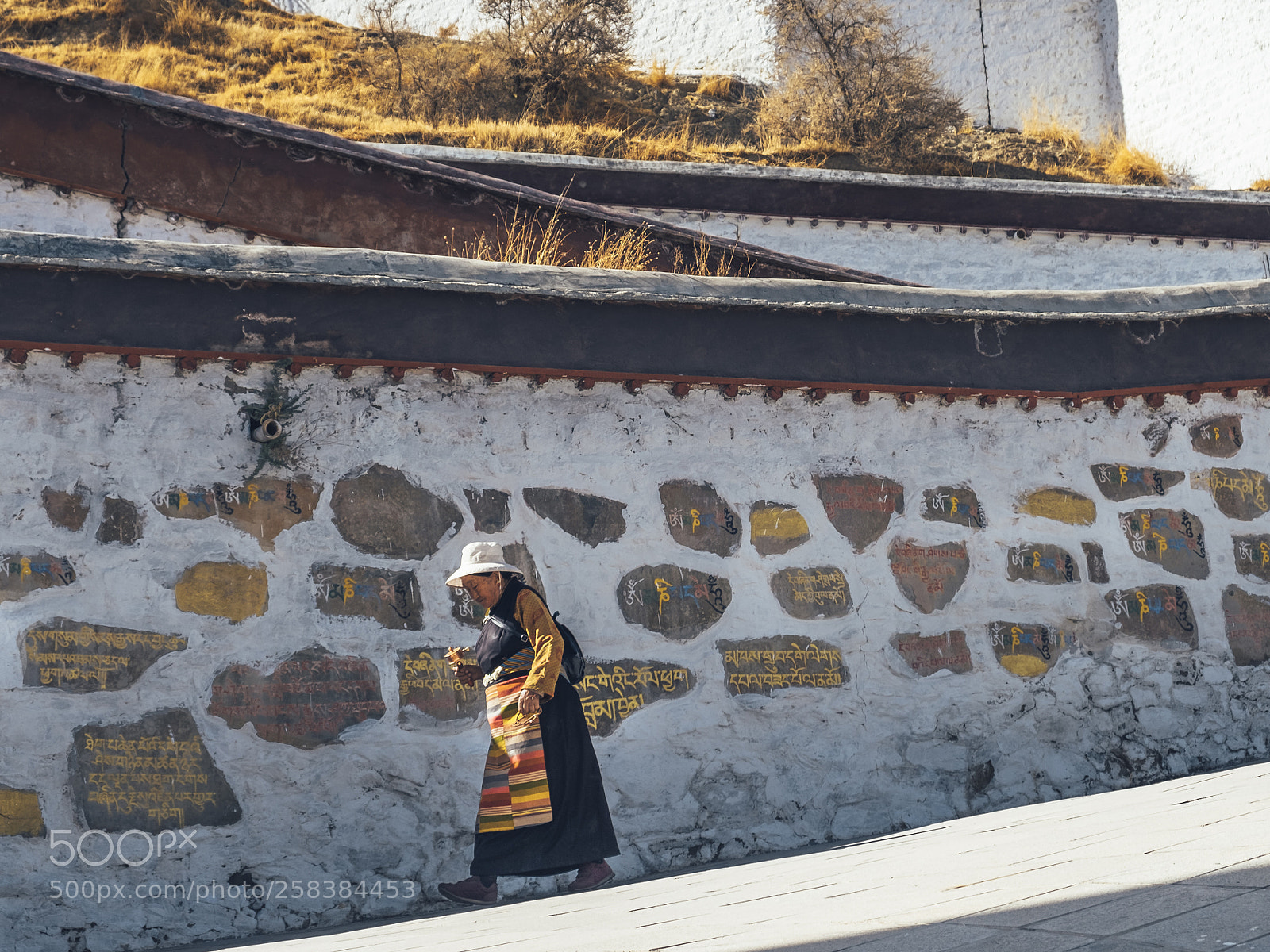 Fujifilm X-T2 sample photo. Old lady in zhaxihunbu photography