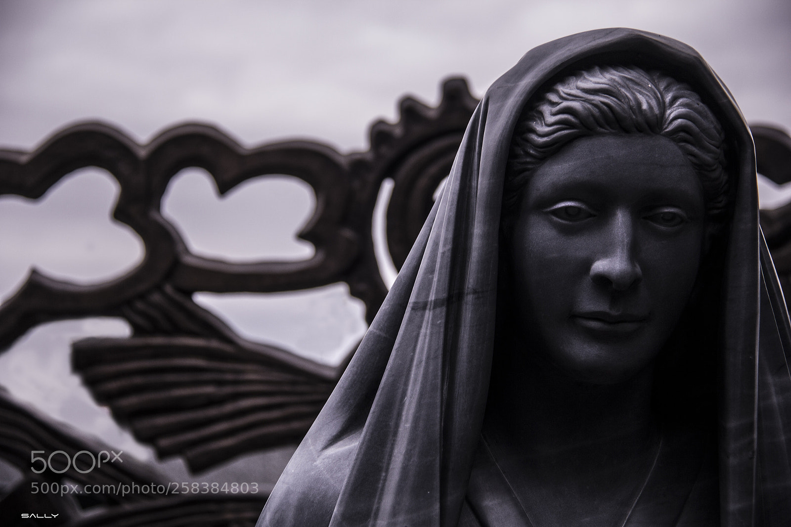 Canon EOS 60D sample photo. Graveyard statue photography