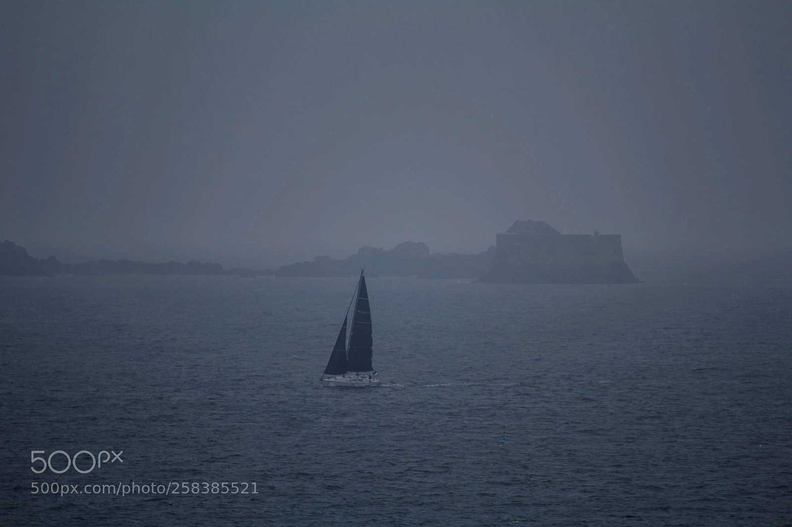 Canon EOS 600D (Rebel EOS T3i / EOS Kiss X5) sample photo. Sailling in the mist photography