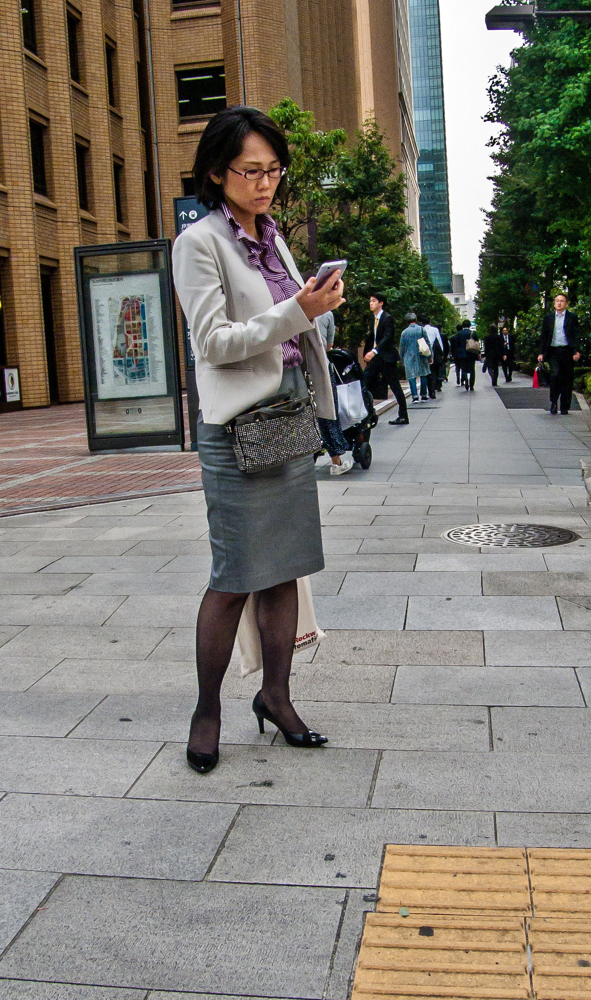 Olympus SP570UZ sample photo. A woman who plays a mobile phone photography