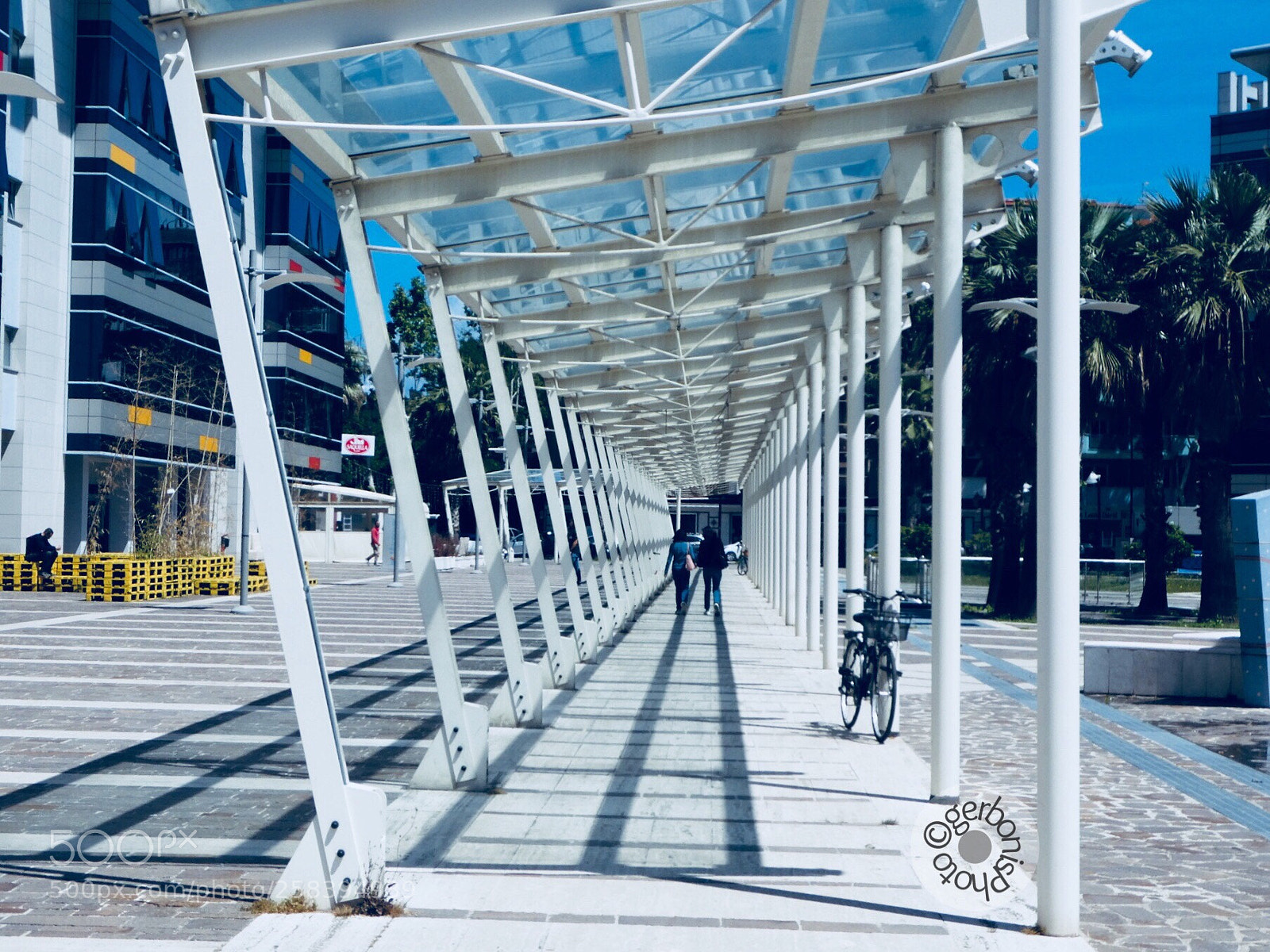 Panasonic Lumix DC-ZS70 (Lumix DC-TZ90) sample photo. Covered crossing in a photography