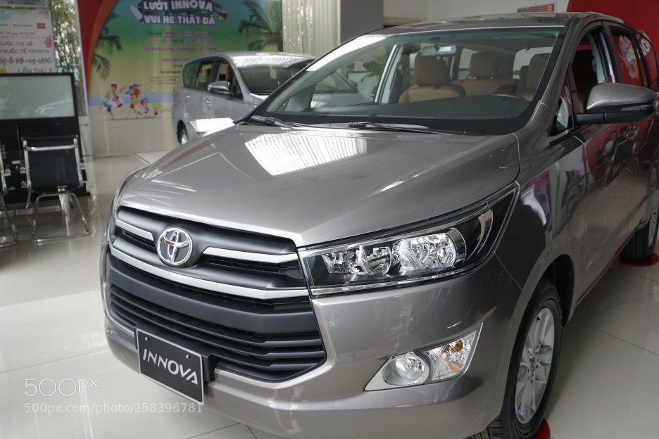 Sony a6300 sample photo. Xe toyota innova c photography