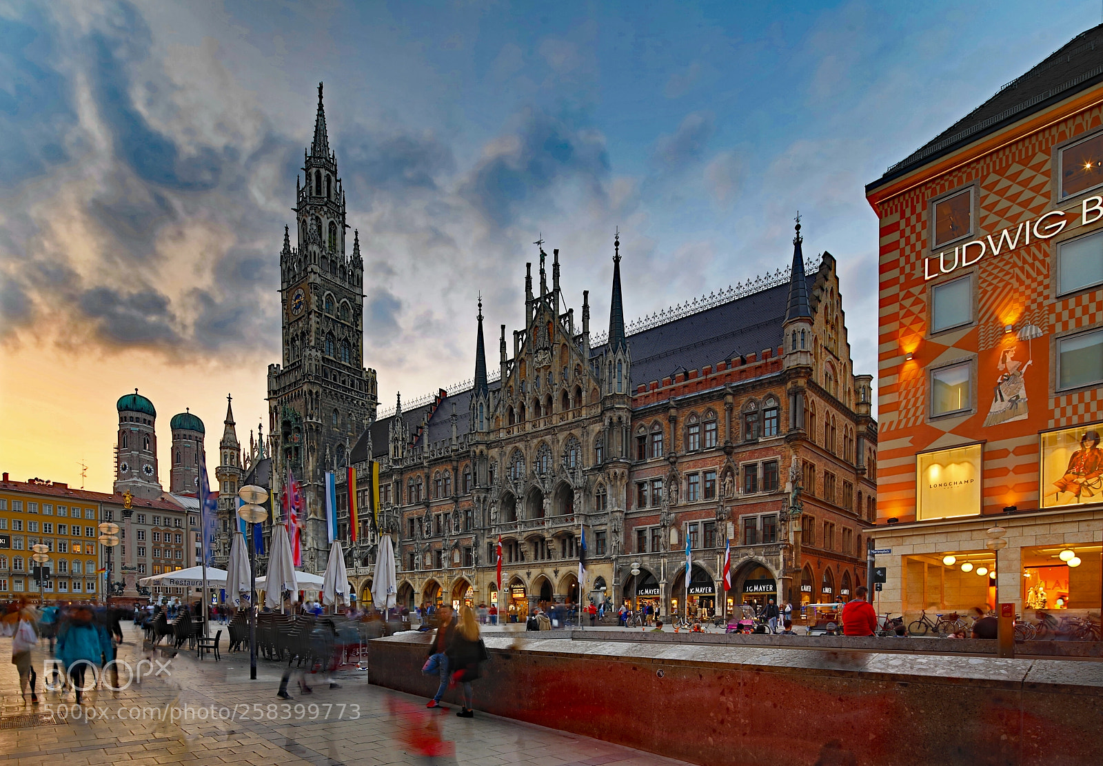 Canon EOS 5D Mark IV sample photo. Marienplatz photography