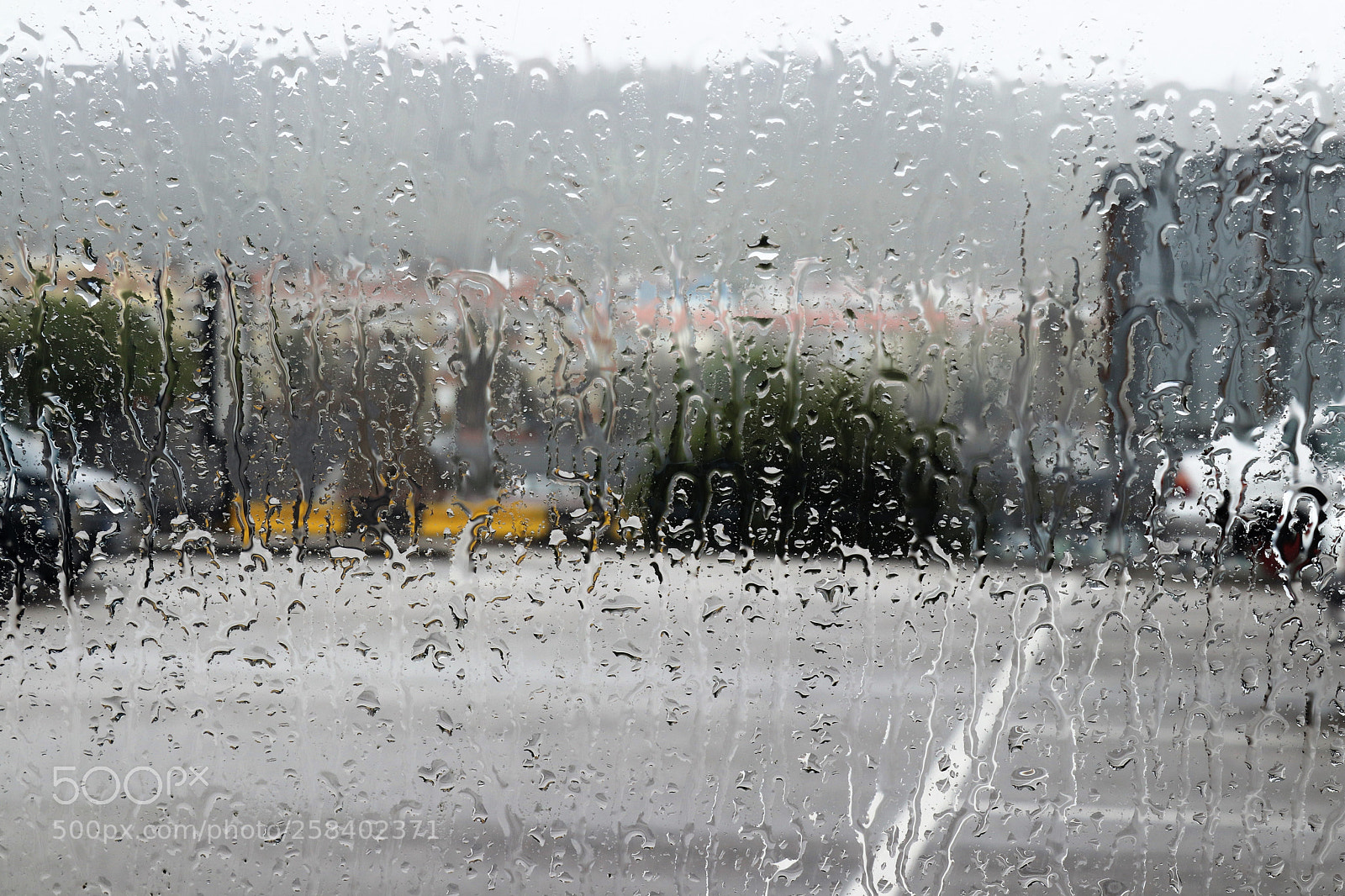 Canon EOS 200D (EOS Rebel SL2 / EOS Kiss X9) sample photo. Irt rains outside photography
