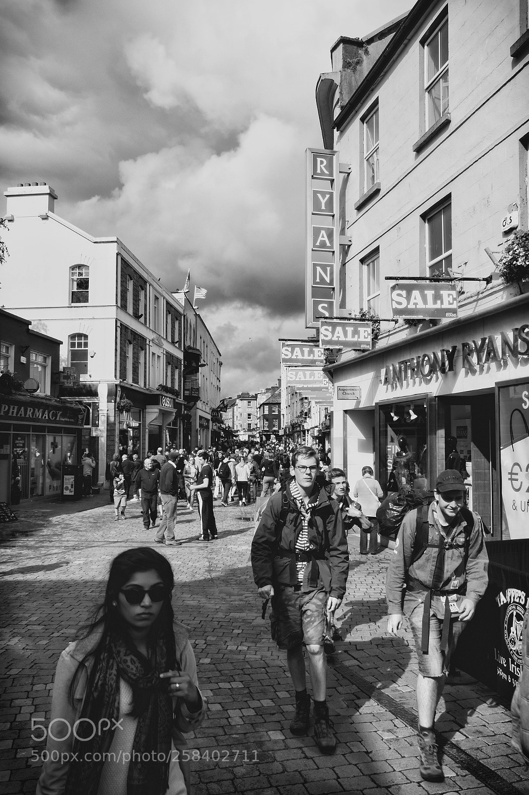 Canon EOS 100D (EOS Rebel SL1 / EOS Kiss X7) sample photo. Untitled galway street photography