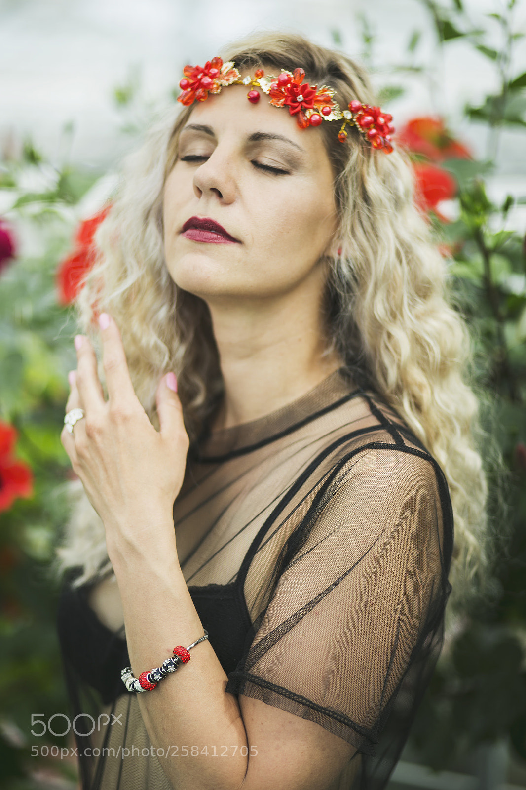 Canon EOS 6D sample photo. Women with crown photography