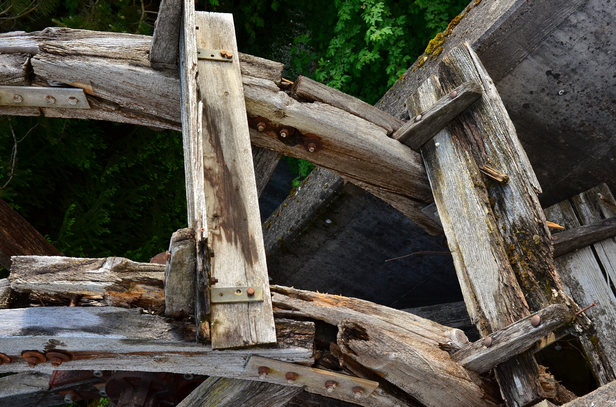 Nikon D5100 + Sigma 17-70mm F2.8-4 DC Macro OS HSM | C sample photo. Water wheel decay photography