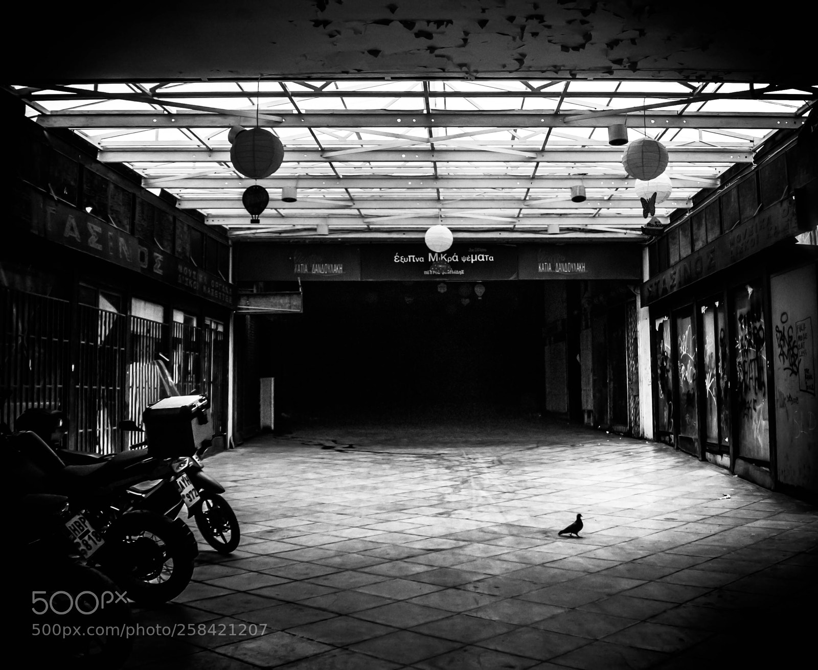 Canon EOS 500D (EOS Rebel T1i / EOS Kiss X3) sample photo. Entrance of a theatre photography