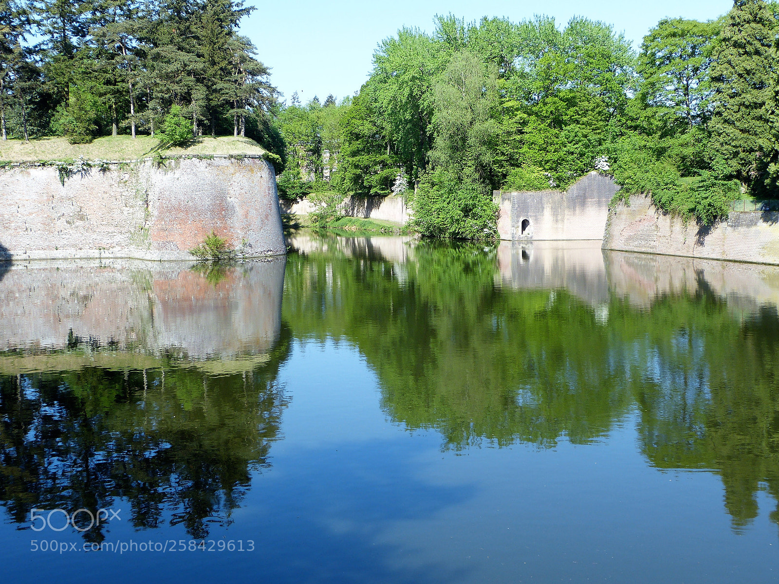 Panasonic Lumix DMC-FZ150 sample photo. Remparts et miroir photography