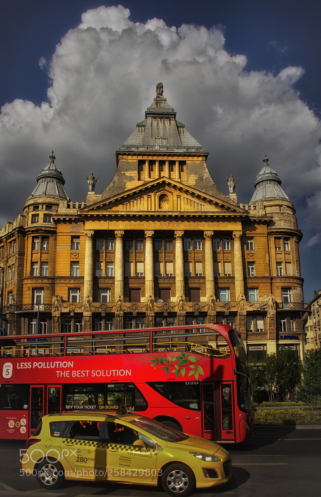 Canon EOS 550D (EOS Rebel T2i / EOS Kiss X4) sample photo. Budapest traffic photography