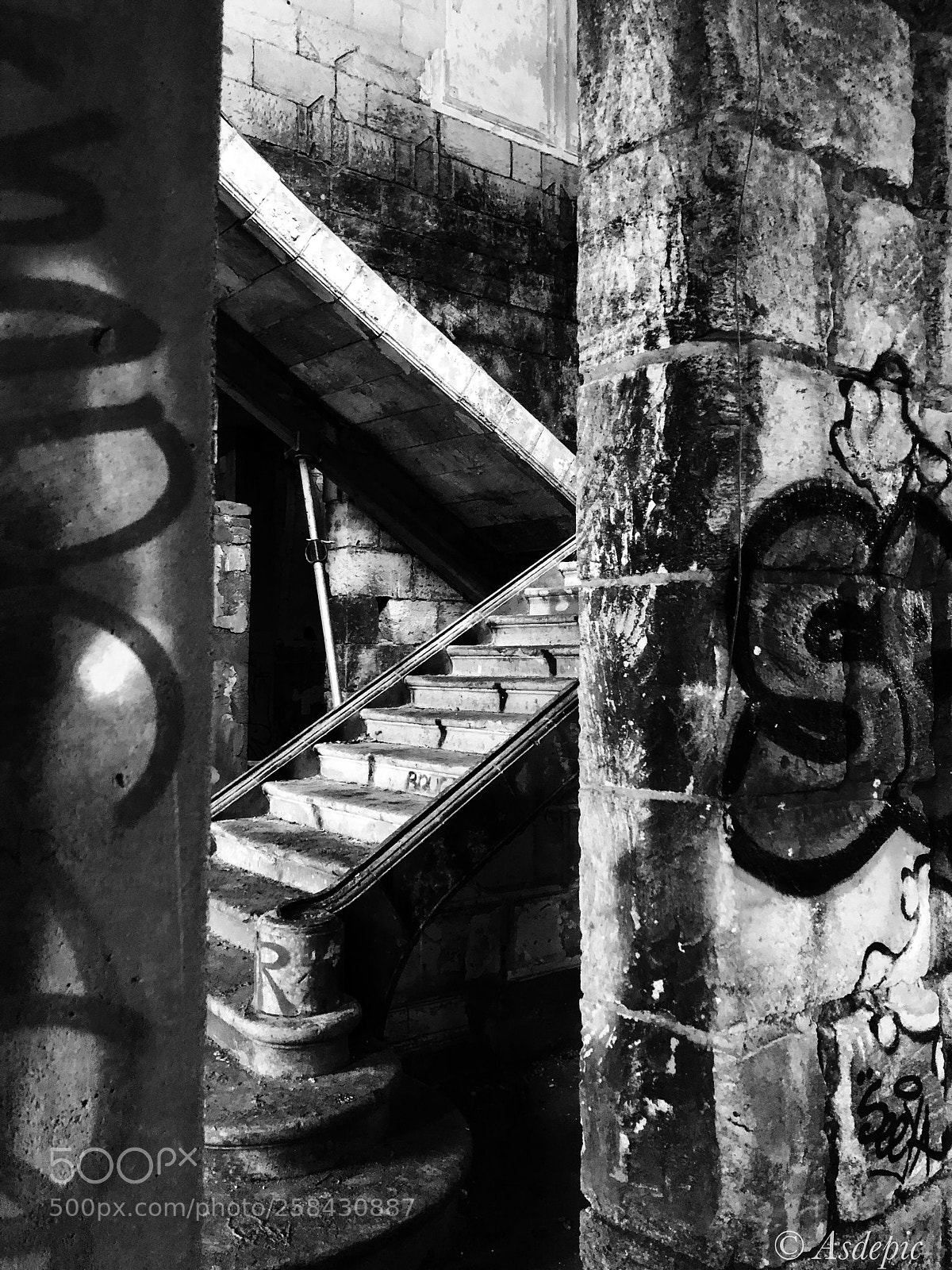 Apple iPhone X sample photo. Dragon upstairs photography