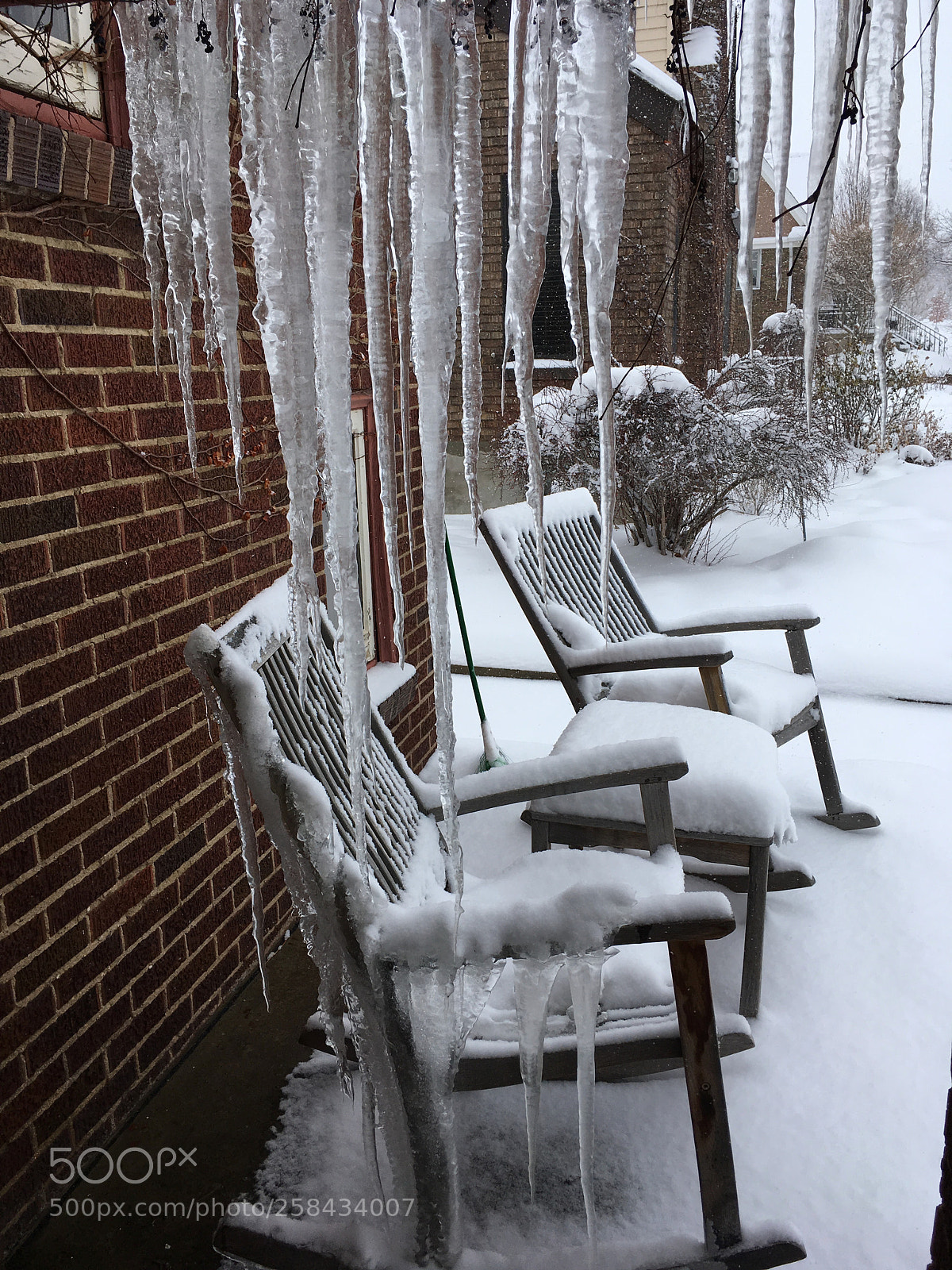 Apple iPhone SE sample photo. Urban icicles photography