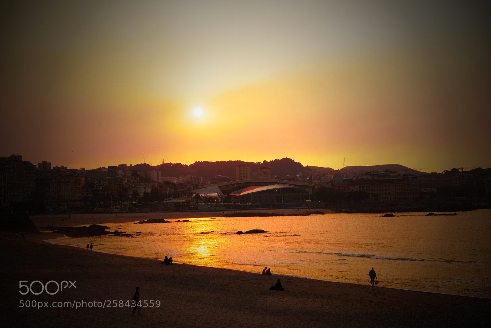 Panasonic Lumix DC-GH5 sample photo. A cozy sunset in photography