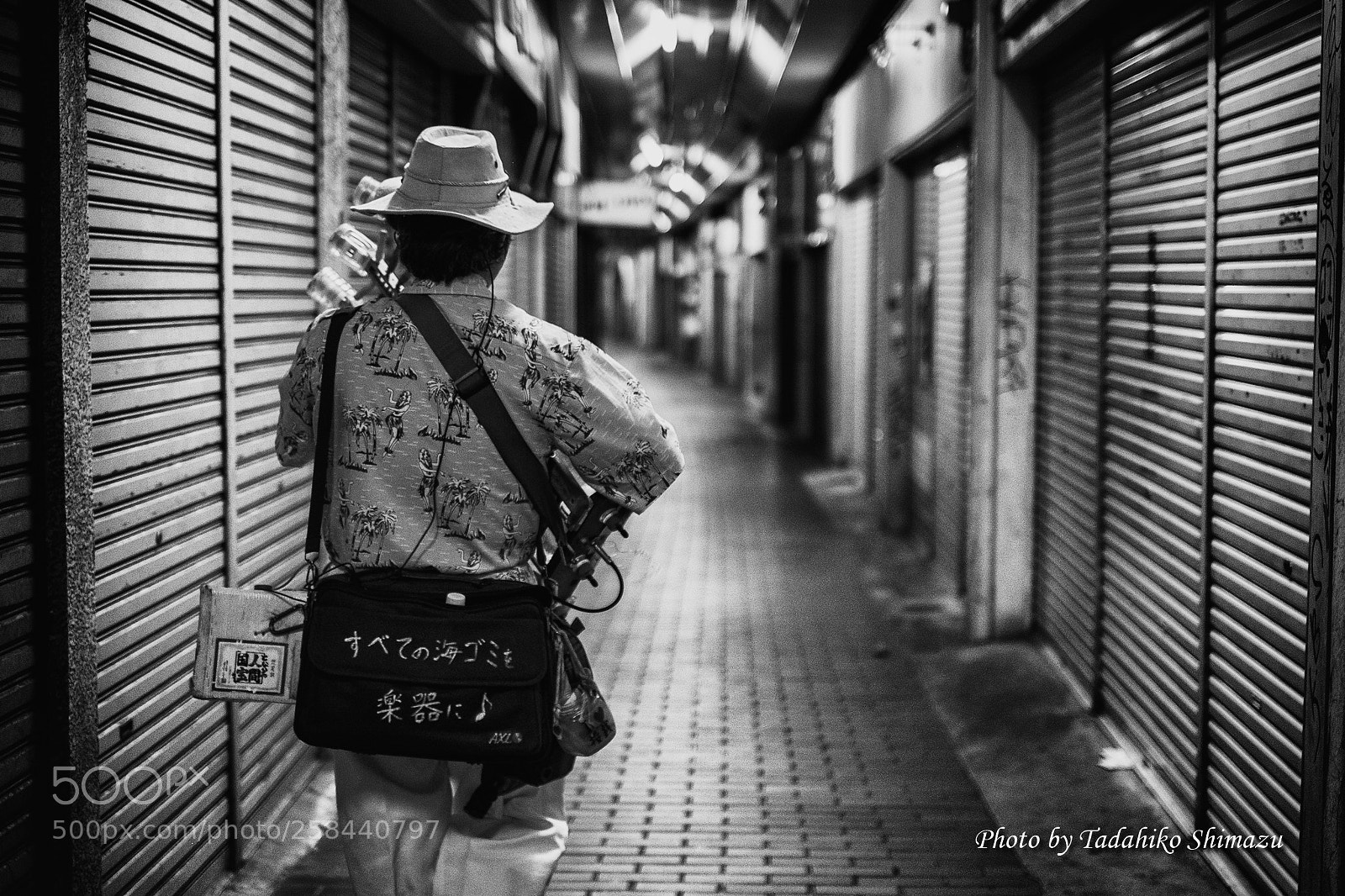 Fujifilm X-Pro1 sample photo. Pet bottle shamisen-man photography