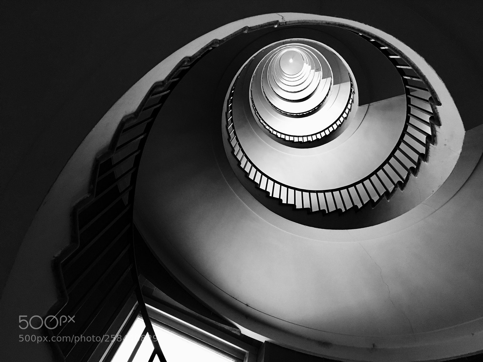 Apple iPhone SE sample photo. Eye in the staircase photography