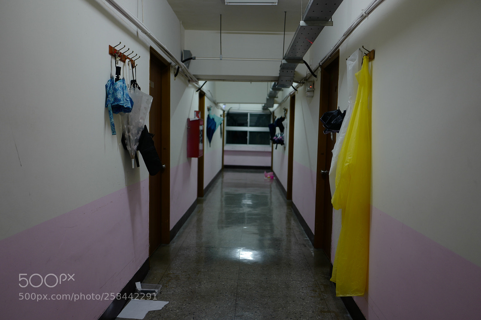 Leica Q (Typ 116) sample photo. 宿舍外的走廊，也许这是一个多雨的城市吧！ photography