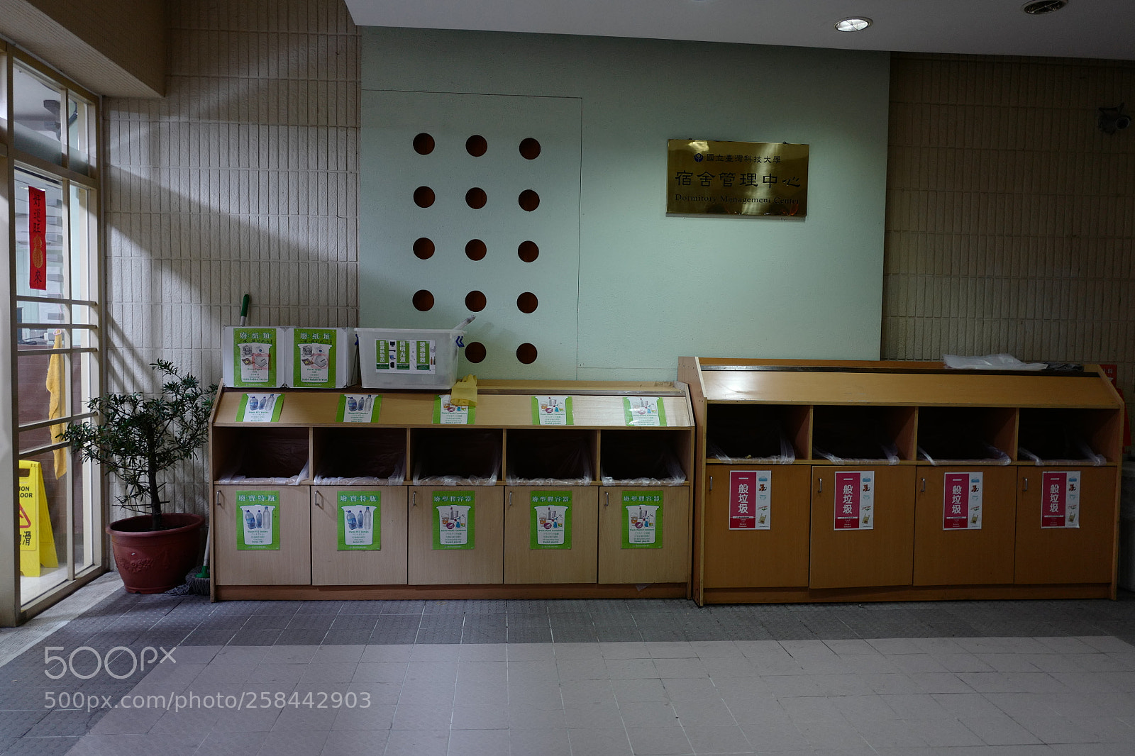 Leica Q (Typ 116) sample photo. 宿舍门口最壮观的垃圾桶 photography