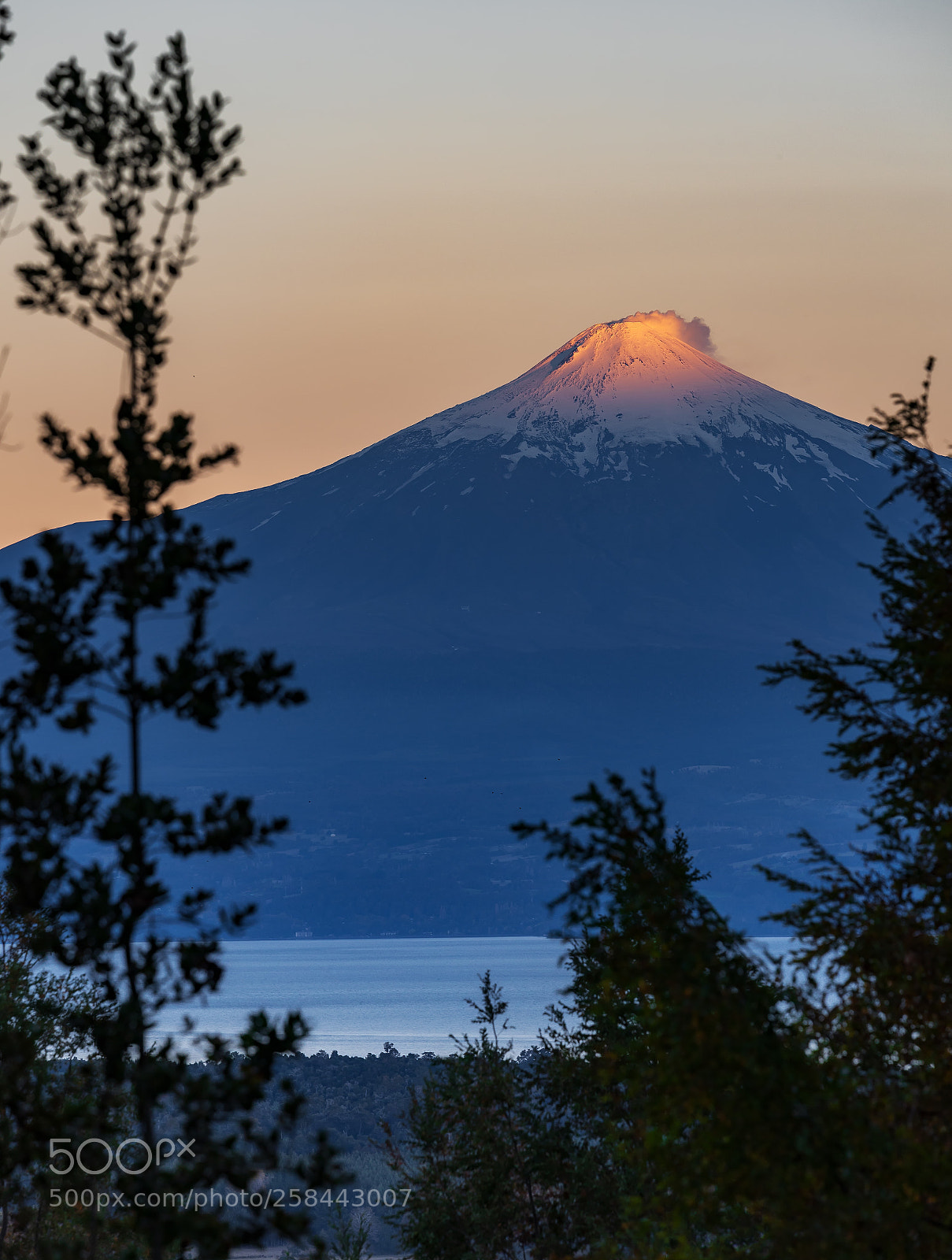 Nikon D750 sample photo. Volcan villarrica sobre lago photography