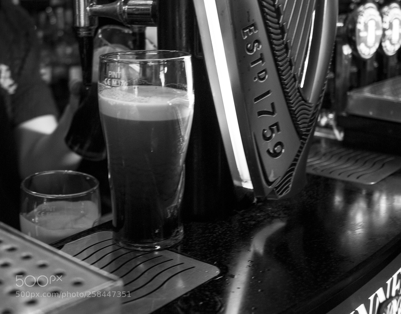 Canon EOS 1200D (EOS Rebel T5 / EOS Kiss X70 / EOS Hi) sample photo. Guinnes pub photography