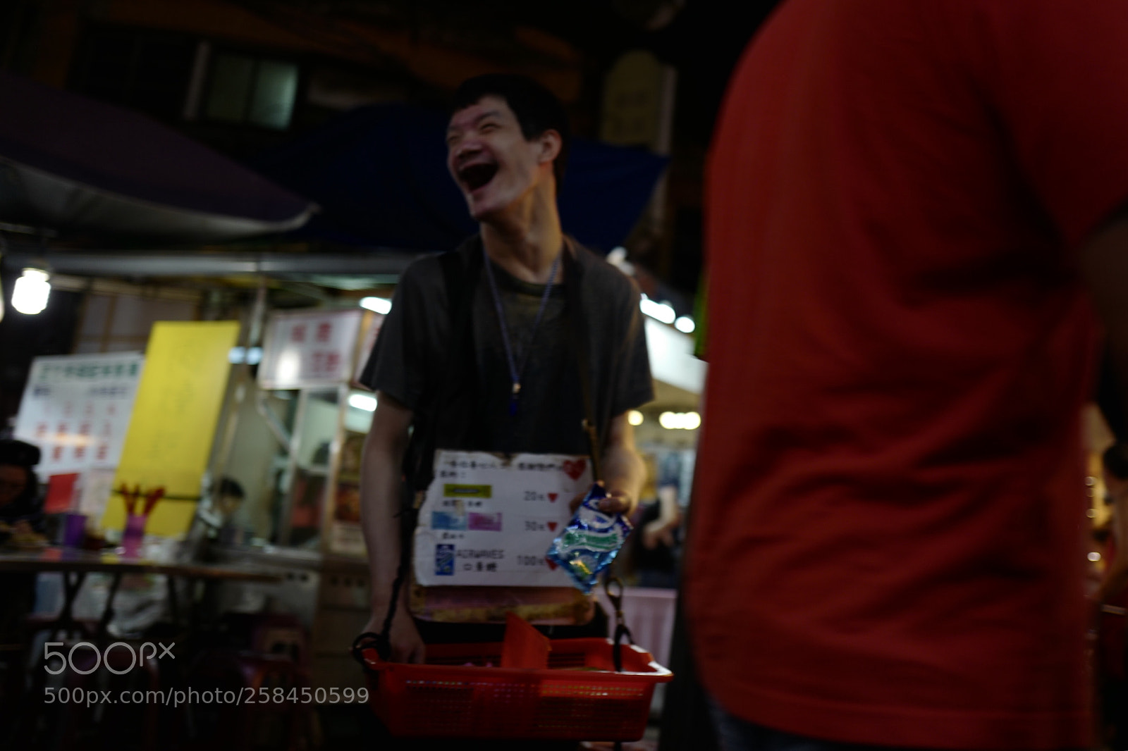 Leica Q (Typ 116) sample photo. 一個賣零食的小哥哥很努力，我走過了才反應過來其實我應該需要購買他的商品的。為什麼我當時猶豫了 photography