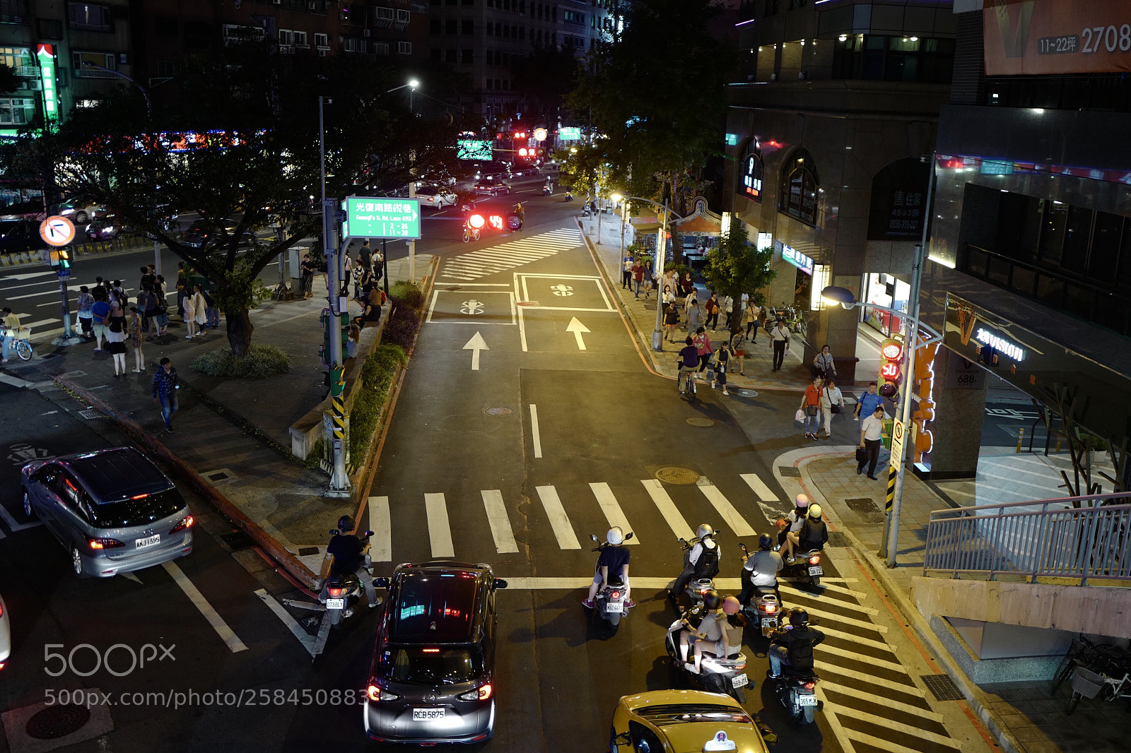 Leica Q (Typ 116) sample photo. 交叉口總會面臨分離 photography