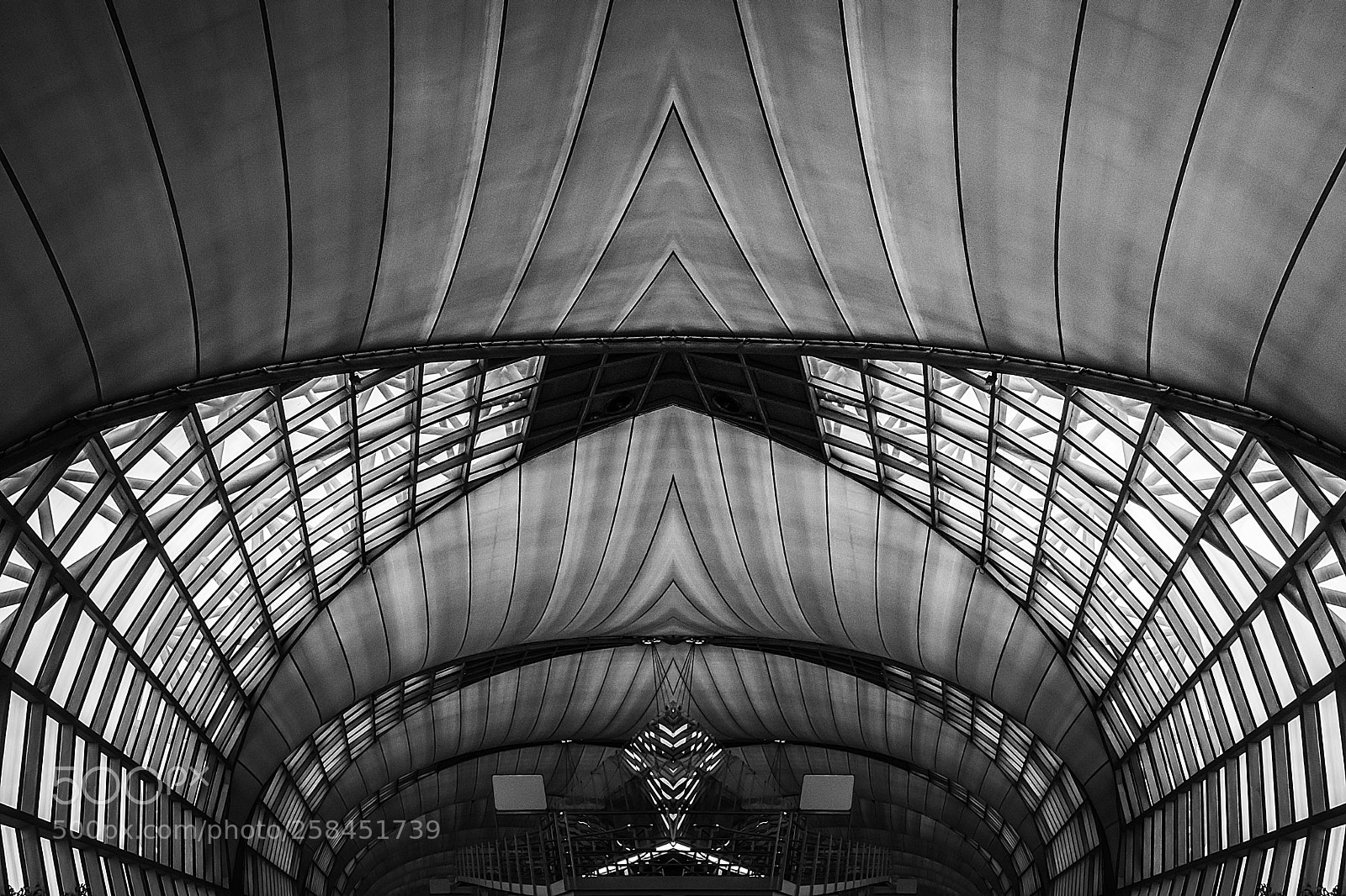 Panasonic Lumix DMC-GX85 (Lumix DMC-GX80 / Lumix DMC-GX7 Mark II) sample photo. Aéroport de bangkok-suvarnabhumi photography