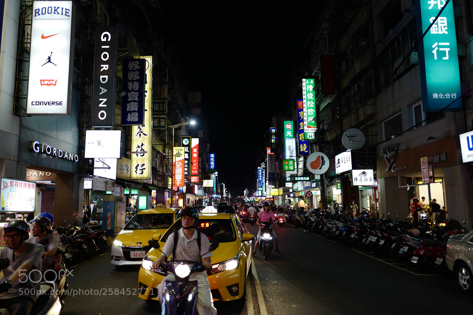 Leica Q (Typ 116) sample photo. 路中央拍法 photography