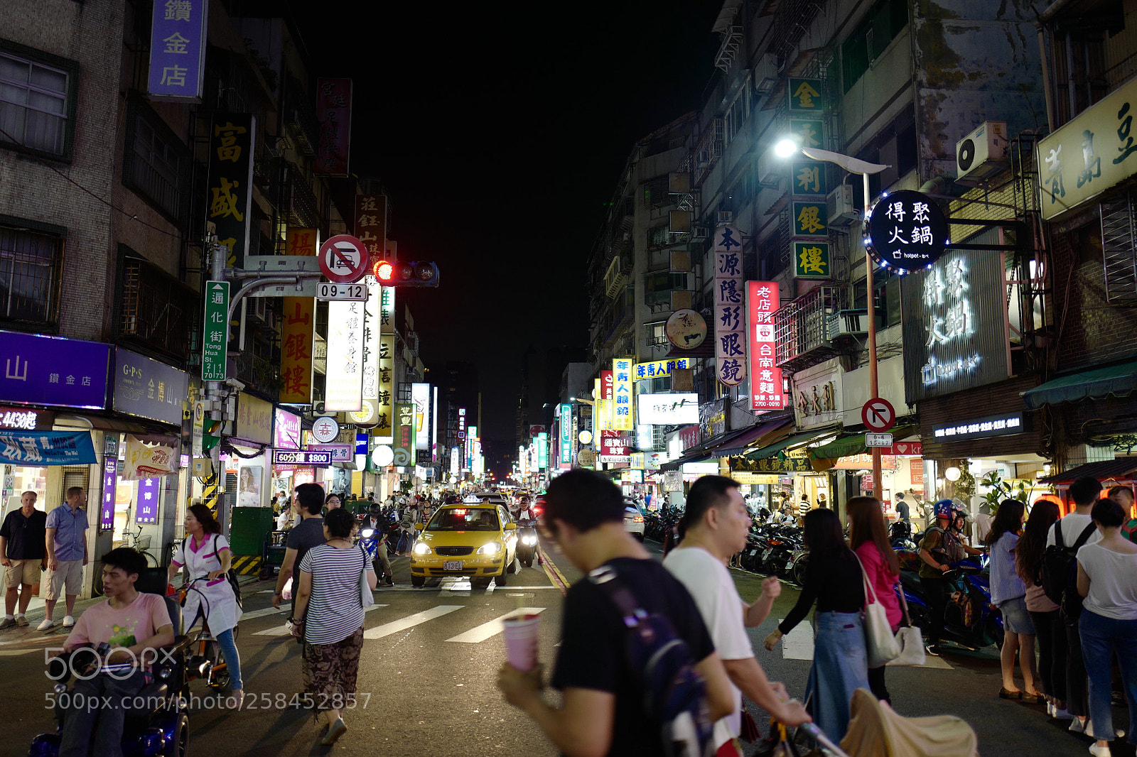 Leica Q (Typ 116) sample photo. 糊糊的夜景，也不知道跟誰學的，喜歡這種亂亂的感覺 photography
