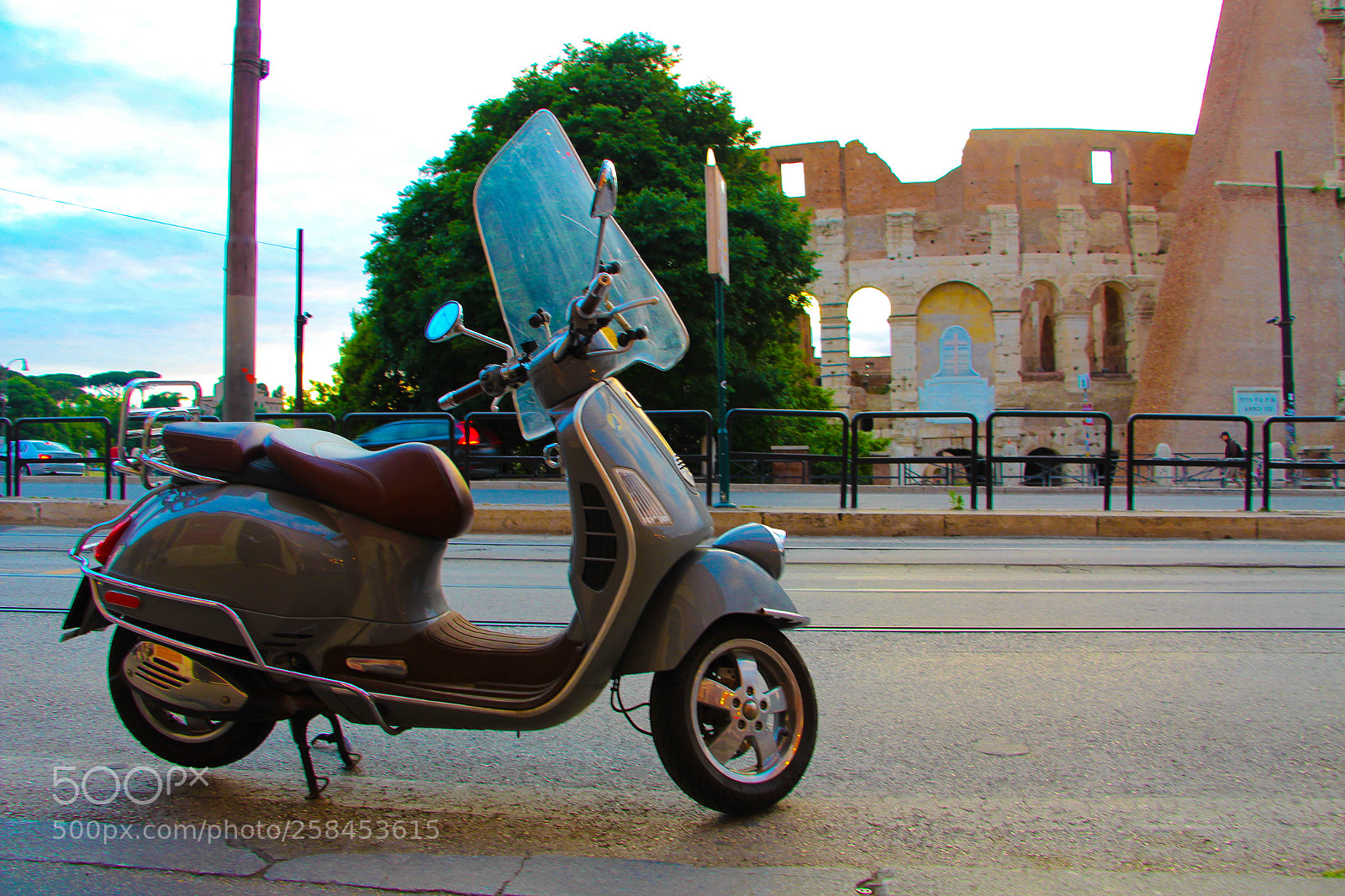 Canon EOS 1300D (EOS Rebel T6 / EOS Kiss X80) sample photo. Colosseum photography