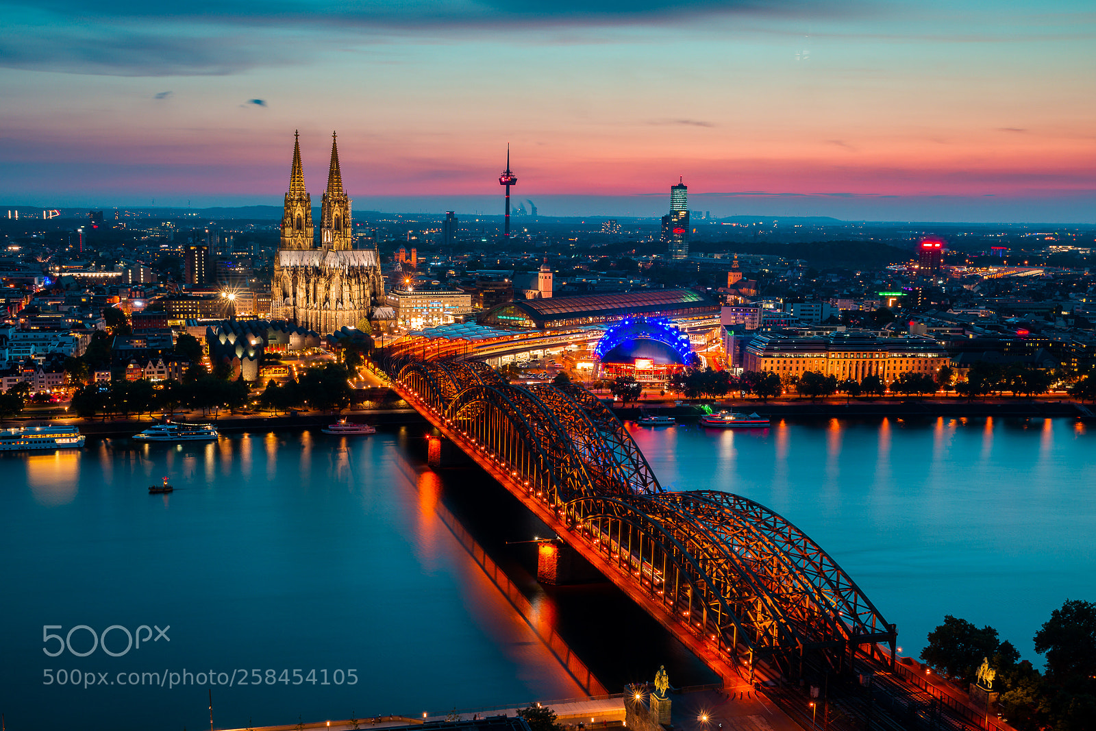 Canon EOS 5D Mark IV sample photo. Cologne sunset photography
