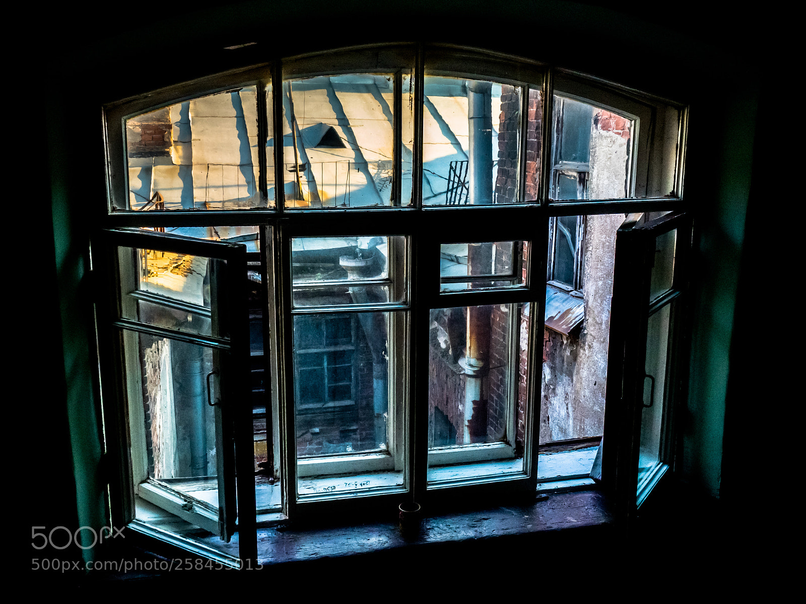 Olympus OM-D E-M5 II sample photo. Window to... photography