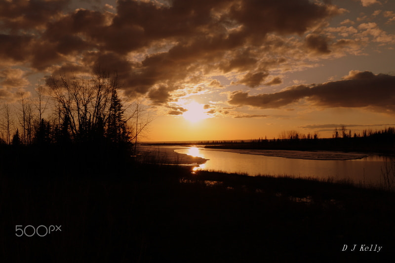 Canon EOS 200D (EOS Rebel SL2 / EOS Kiss X9) sample photo. Sundown on the river photography