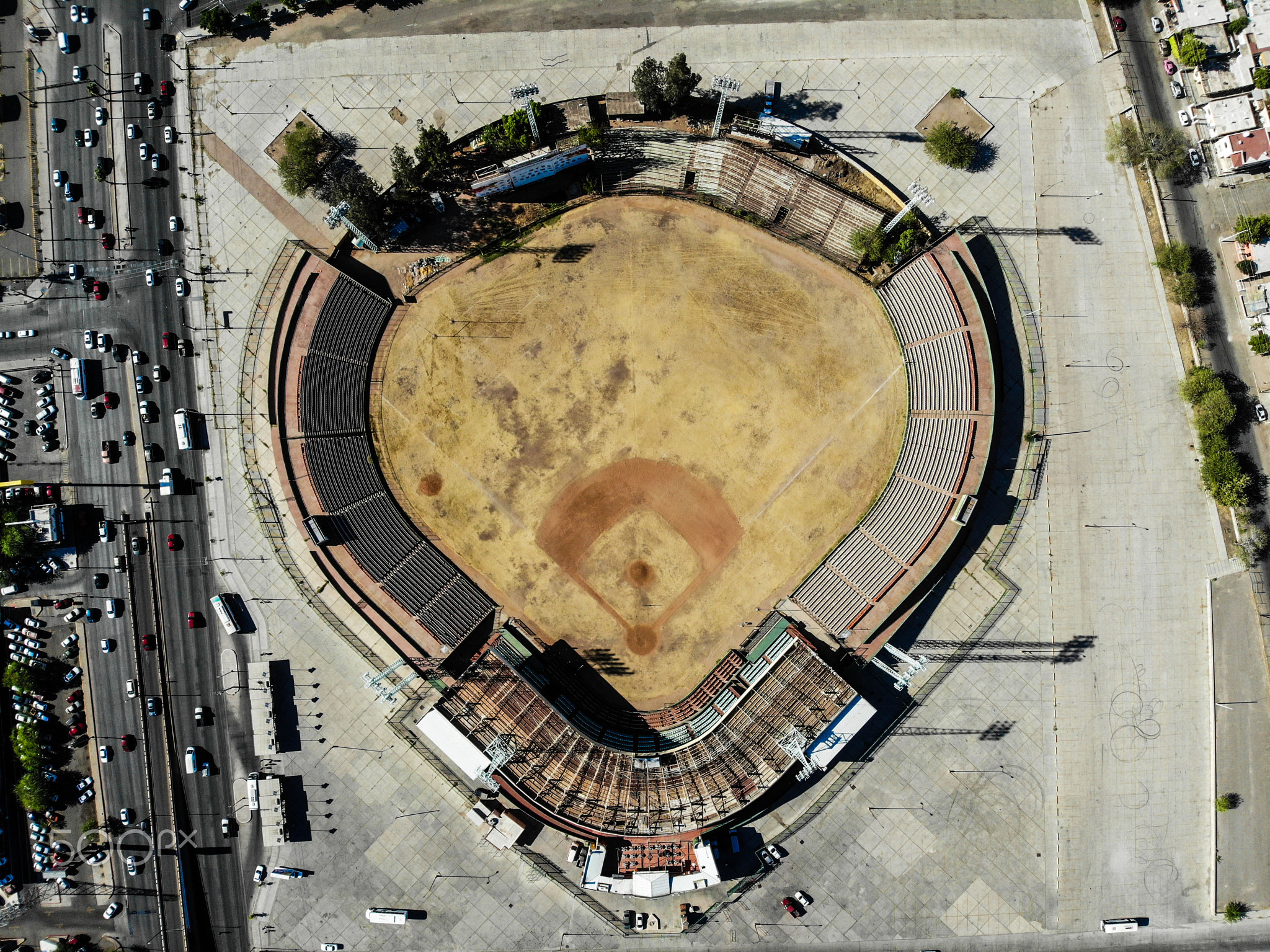 Vista aérea de las gradas, blicher, estacionamiento y terreno de juego o campo del viejo estadio...