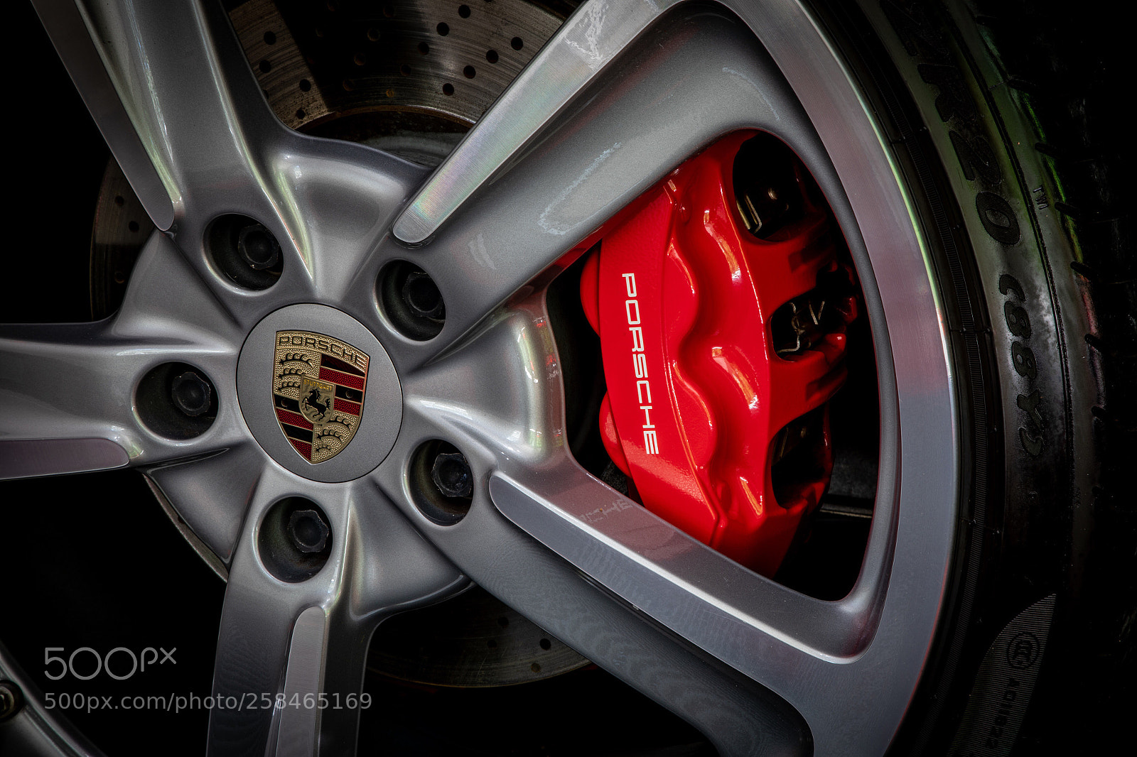 Canon EOS 5D Mark IV sample photo. Porsche focus photography