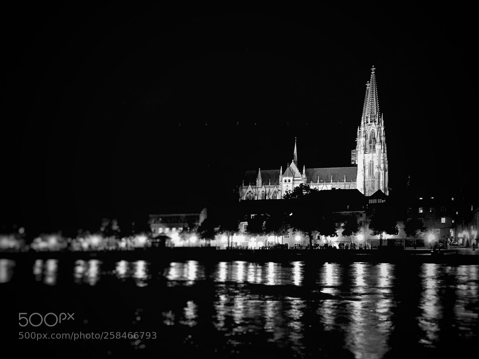 Apple iPhone 6 Plus sample photo. Regensburg night photography