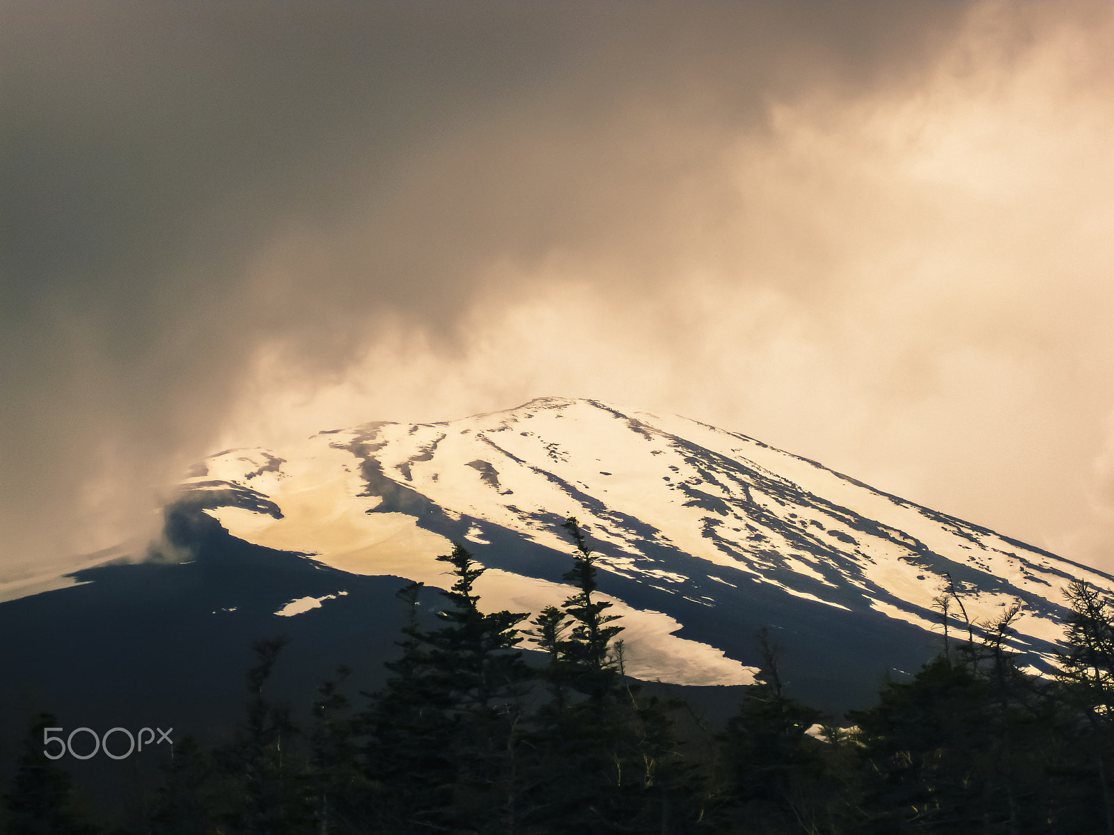 Canon PowerShot SD770 IS (Digital IXUS 85 IS / IXY Digital 25 IS) sample photo. Peak near mount fuji photography