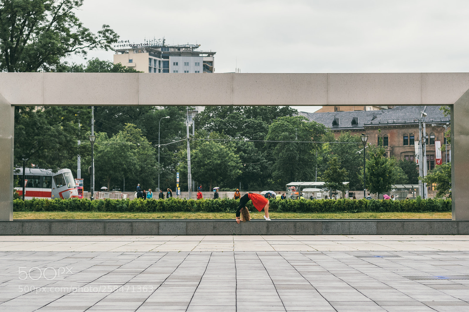Nikon D7500 sample photo. Human bridge on fountain photography