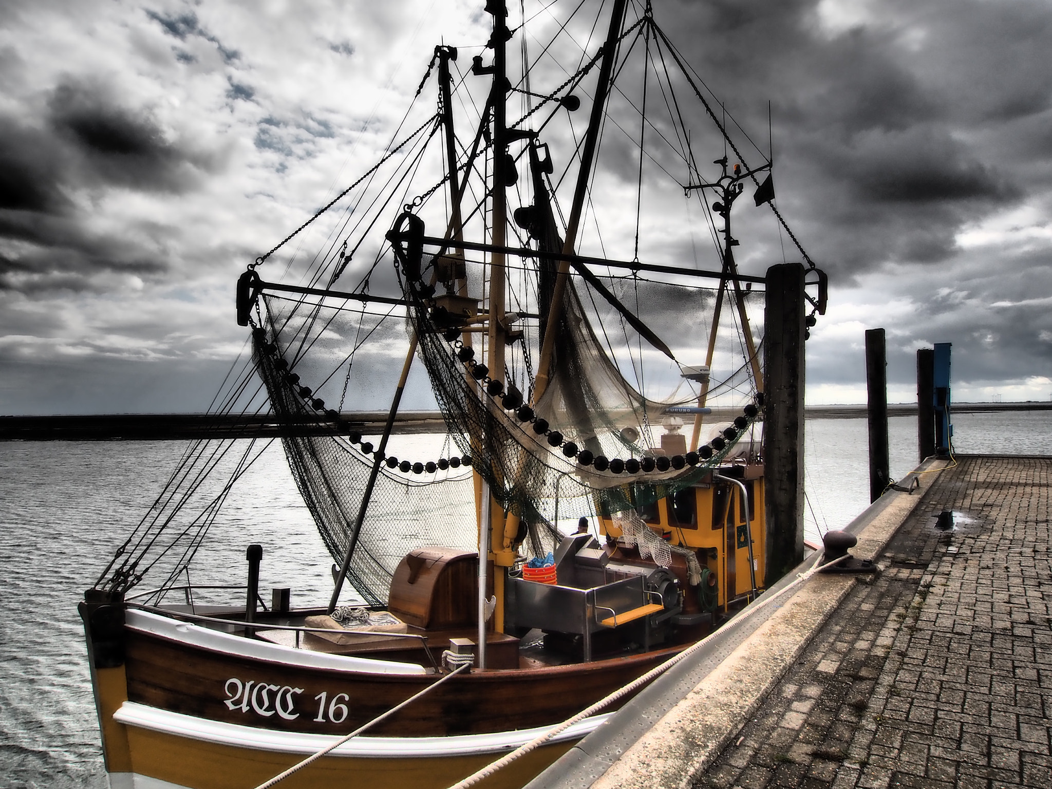 Olympus PEN E-PL7 sample photo. Kutter im hafen spiekeroog photography