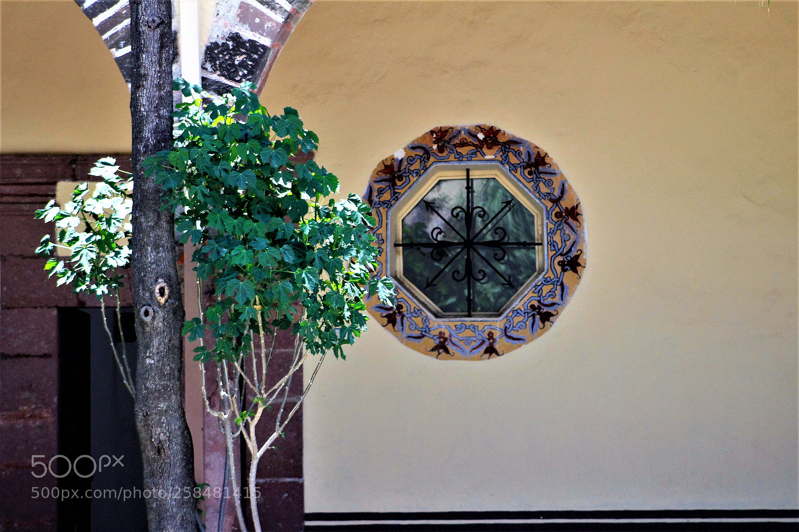 Canon EOS 1300D (EOS Rebel T6 / EOS Kiss X80) sample photo. Decorative window photography
