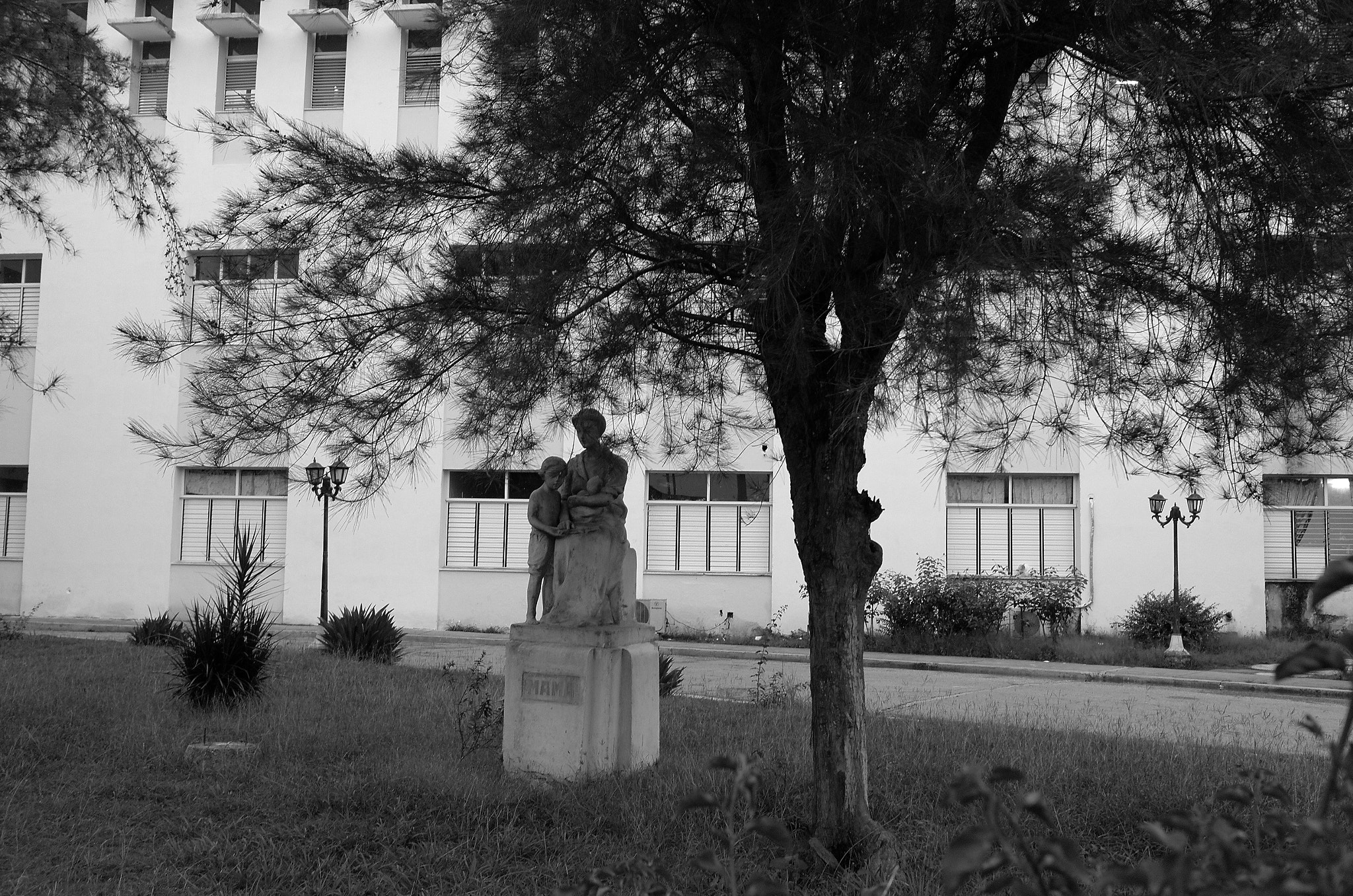 Leica X2 sample photo. Sculpture in maternity hospital in santa clara, cuba photography